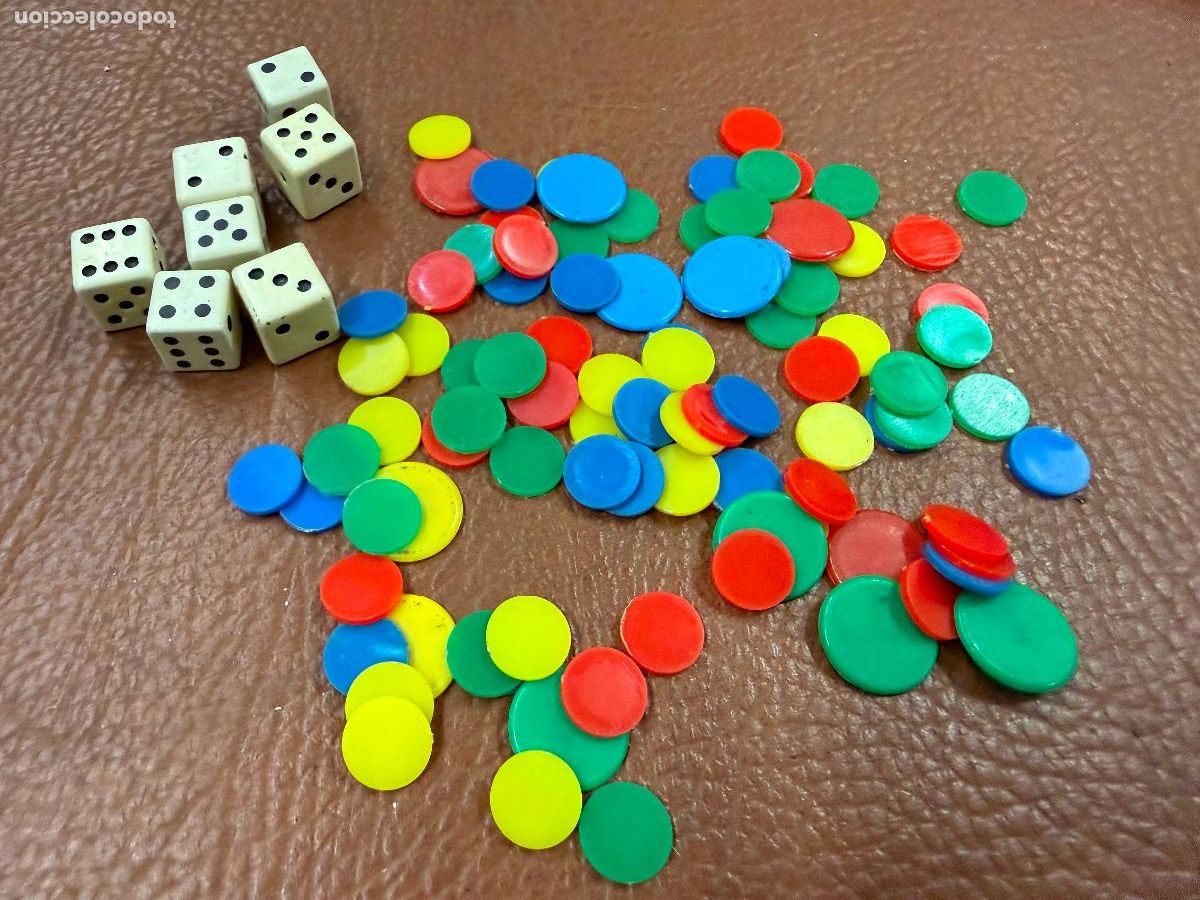 Juegos de mesa: Juego de 6 dados + fichas. Los Dados miden 1cms por ladoy las fichas, la mayoria miden 1cm