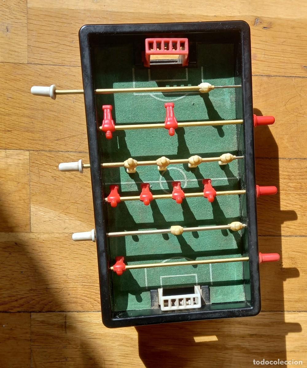 Juegos de mesa: Miniatura de un Futbolin antiguo