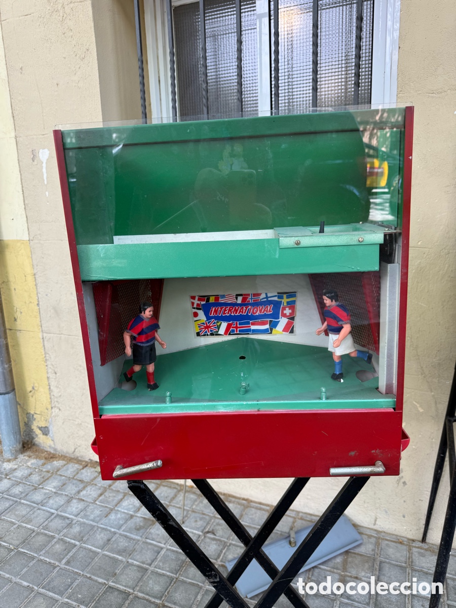 Juegos de mesa: M&aacute;quina tragaperras mec&aacute;nica f&uacute;tbol a&ntilde;os 30 original de monedas con llave y soporte plegable