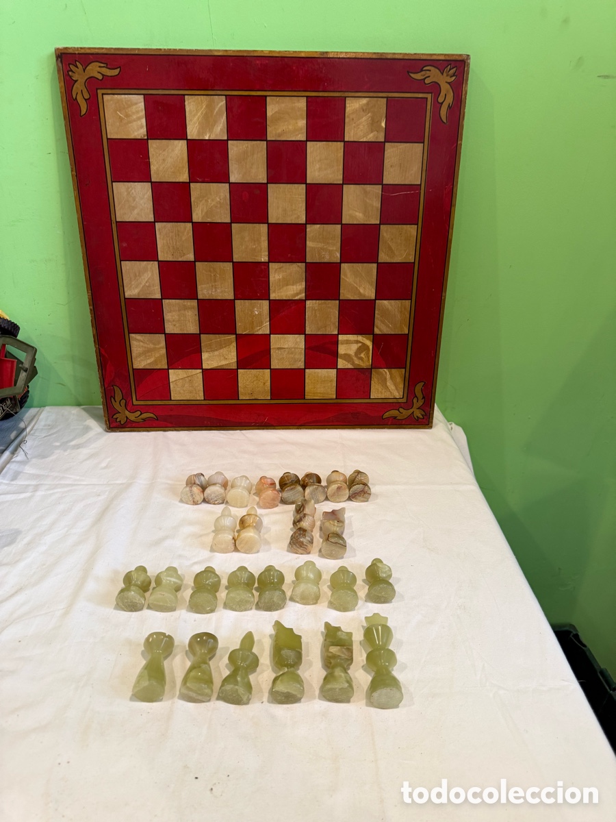 Juegos de mesa: Antiguo Tablero ajedrez madera 50x50 cm con piezas piedra natural tallada .