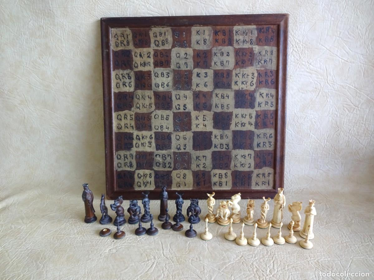 Juegos de mesa: antiguo tablero de ajedrez y letras figuras de hueso talladas