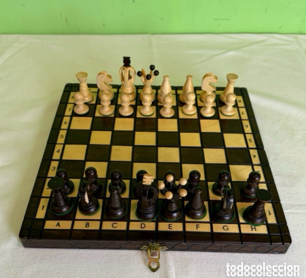 Juegos de mesa: Elegante ajedrez malet&iacute;n plegable en madera maciza con piezas de madera talladas. (30x30 cm)completo