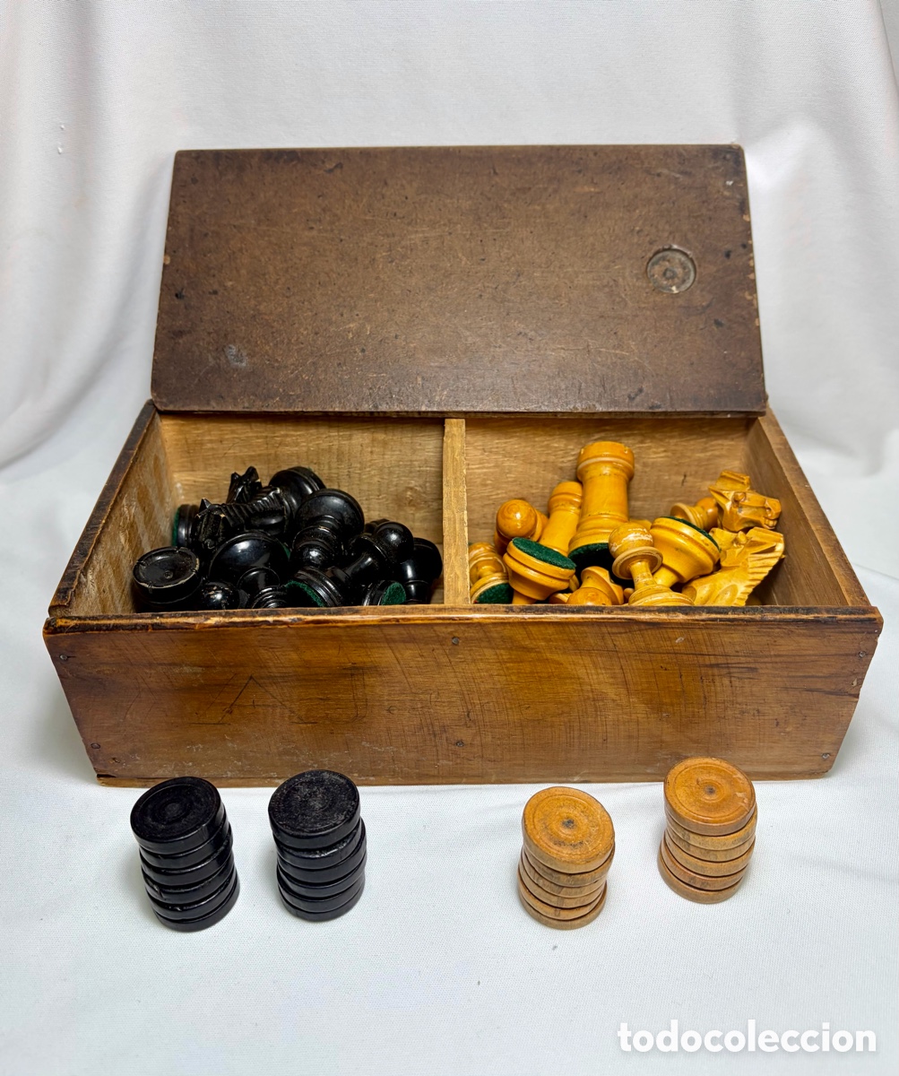 Juegos de mesa: Caja piezas de ajedrez y damas de madera antiguas