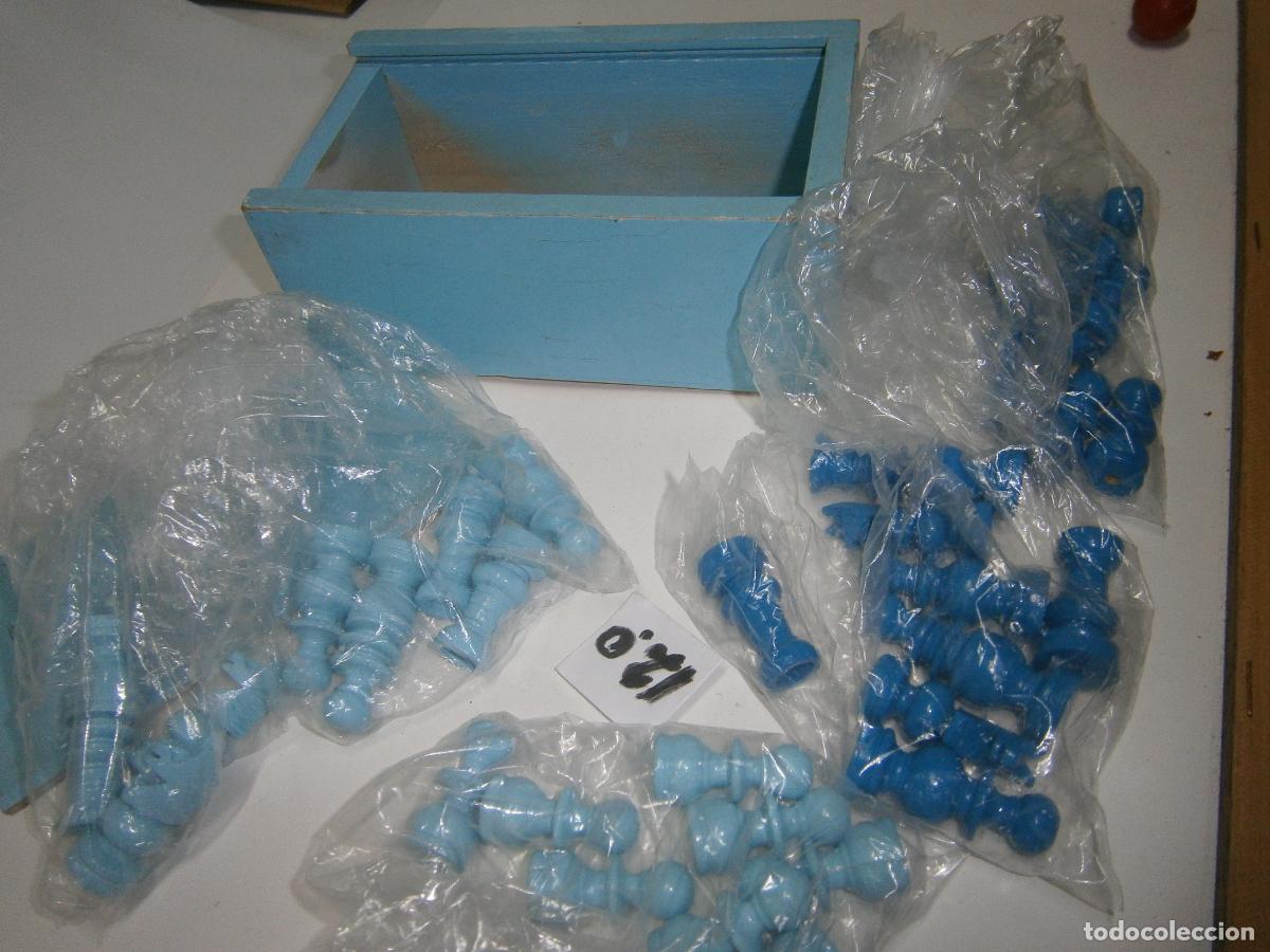 Juegos de mesa: ANTIGUO AJEDREZ CON PIEZAS DE MADERA AZUL MARINO Y PALIDO COMPLETO EN CAJA
