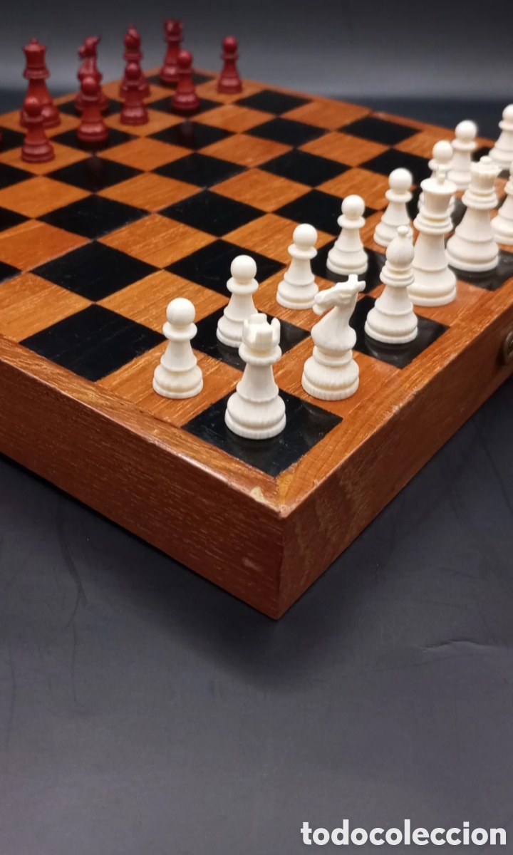 Juegos de mesa: PEQUE&Ntilde;O AJEDREZ DE MARFIL E INTERIOR ACOLCHADO CON SEDA.