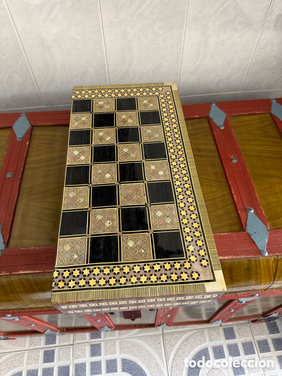Juegos de mesa: Precioso tablero para ajedrez y backgammon, madera con incrustaciones de n&aacute;car y hueso