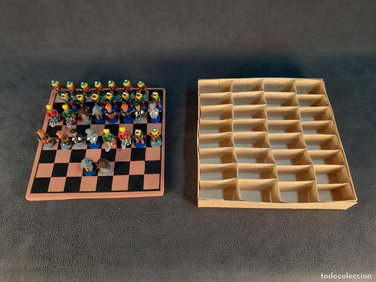 Juegos de mesa: JUEGO DE AJEDREZ DE ARCILLA ARTESANAL. TEM&Aacute;TICA FOLCL&Oacute;RICA BRASILE&Ntilde;A. SIGLO XX.