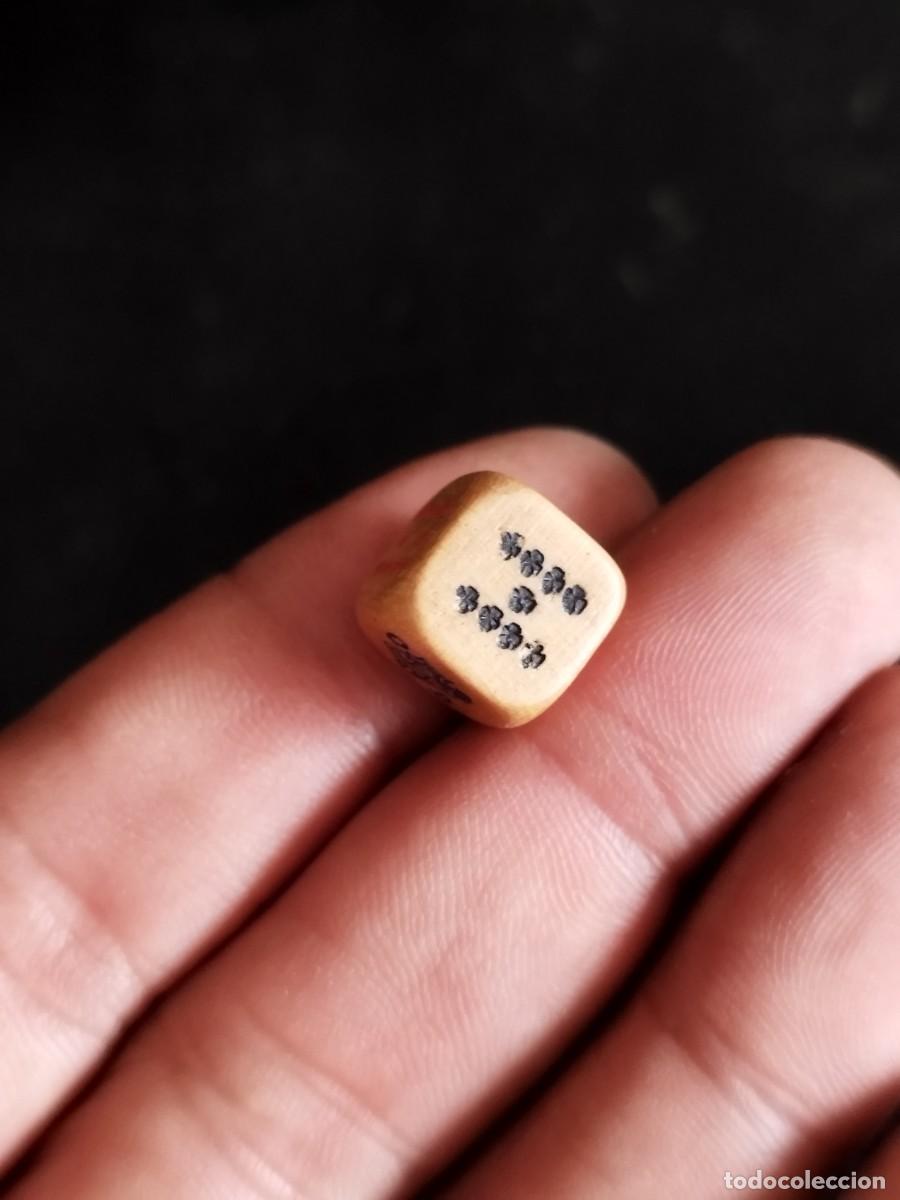 Juegos de mesa: Peque&ntilde;o dado de poker. Juego de mesa retro vintage.