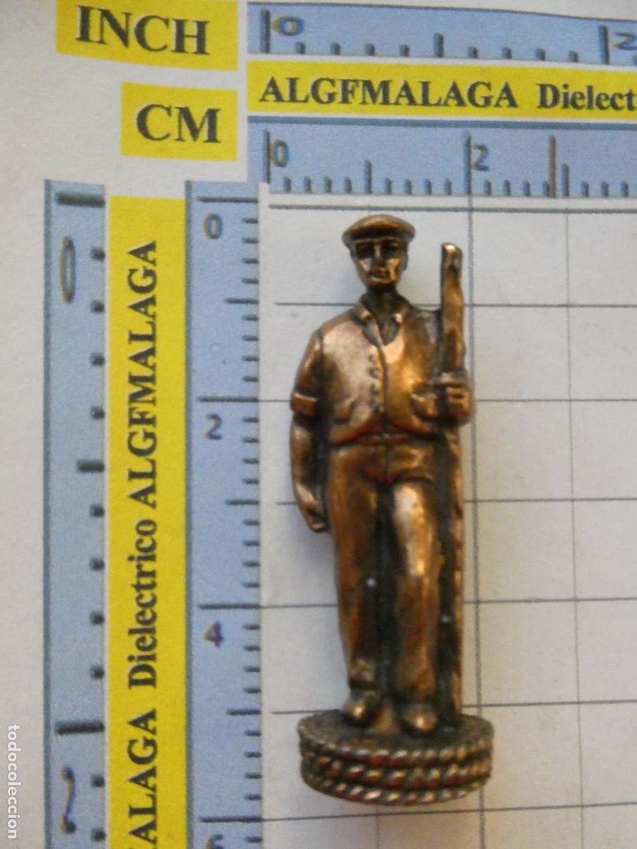Juegos de mesa: PIEZA FIGURA DE JUEGO DE AJEDREZ DEL ACEITE DE OLIVA Y ACEITUNA. REY NEGRAS. HOMBRE CAMPESINO VARA