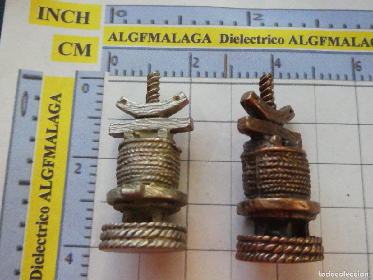 Juegos de mesa: 2 PIEZAS FIGURAS DE JUEGO DE AJEDREZ DEL ACEITE DE OLIVA Y ACEITUNA. TORRES BLANCA NEGRA PRENSA