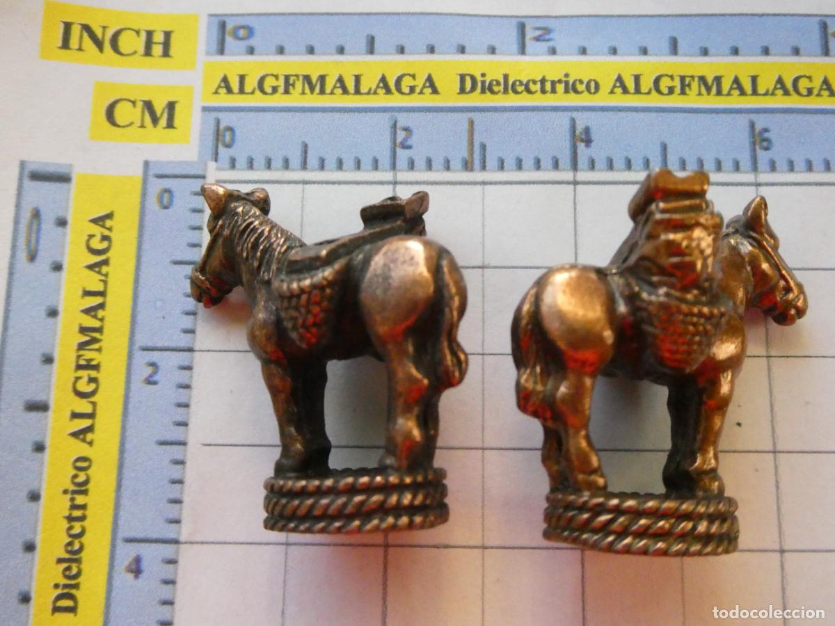 Juegos de mesa: 2 PIEZAS FIGURAS DE JUEGO DE AJEDREZ DEL ACEITE DE OLIVA Y ACEITUNA. CABALLOS NEGRAS. MULO CARGA