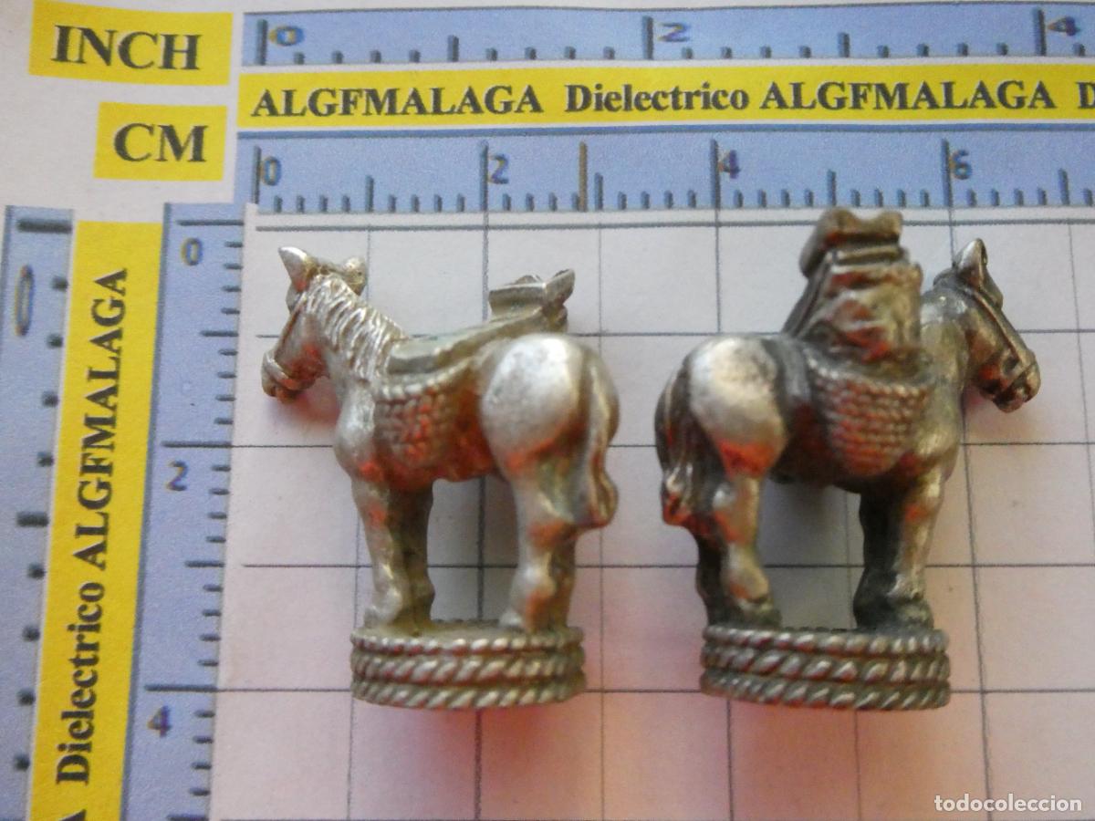 Juegos de mesa: 2 PIEZAS FIGURAS DE JUEGO DE AJEDREZ DEL ACEITE DE OLIVA Y ACEITUNA. CABALLOS BLANCAS. MULO CARGA