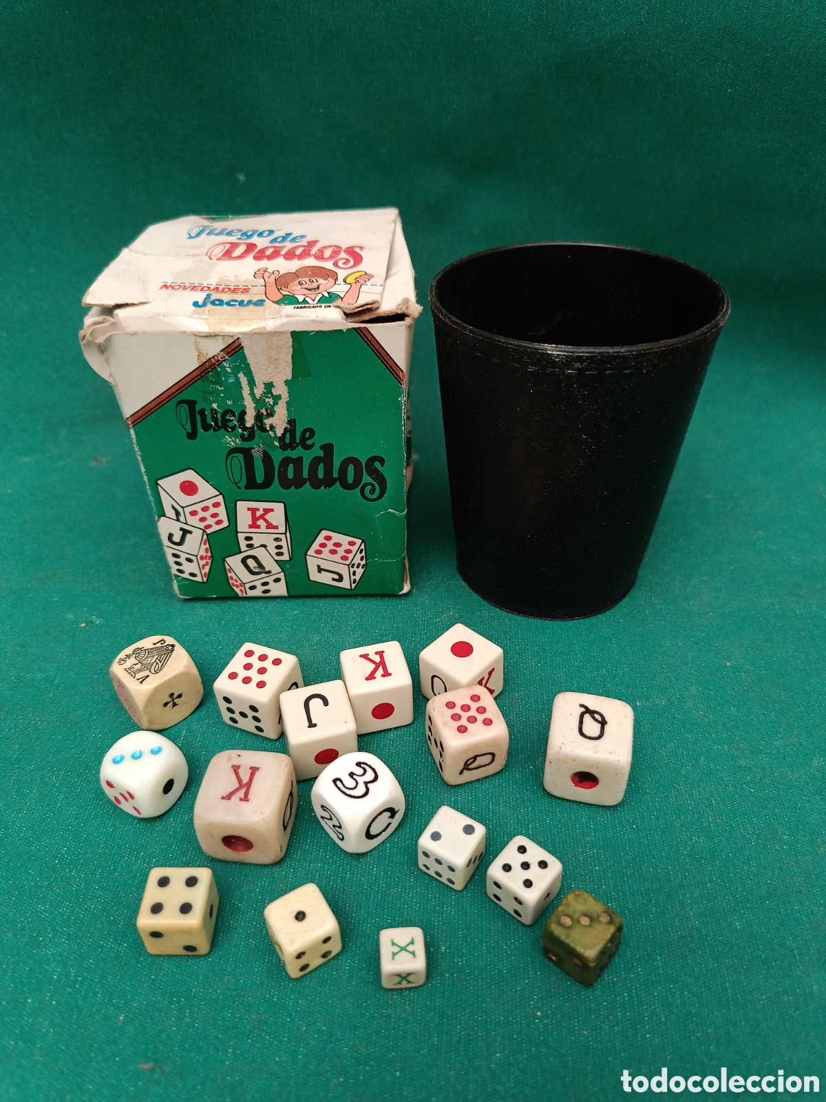 Juegos de mesa: UN CUBILETE DE PL&Aacute;STICO Y 16 DADOS DIVERSOS - Foto 1
