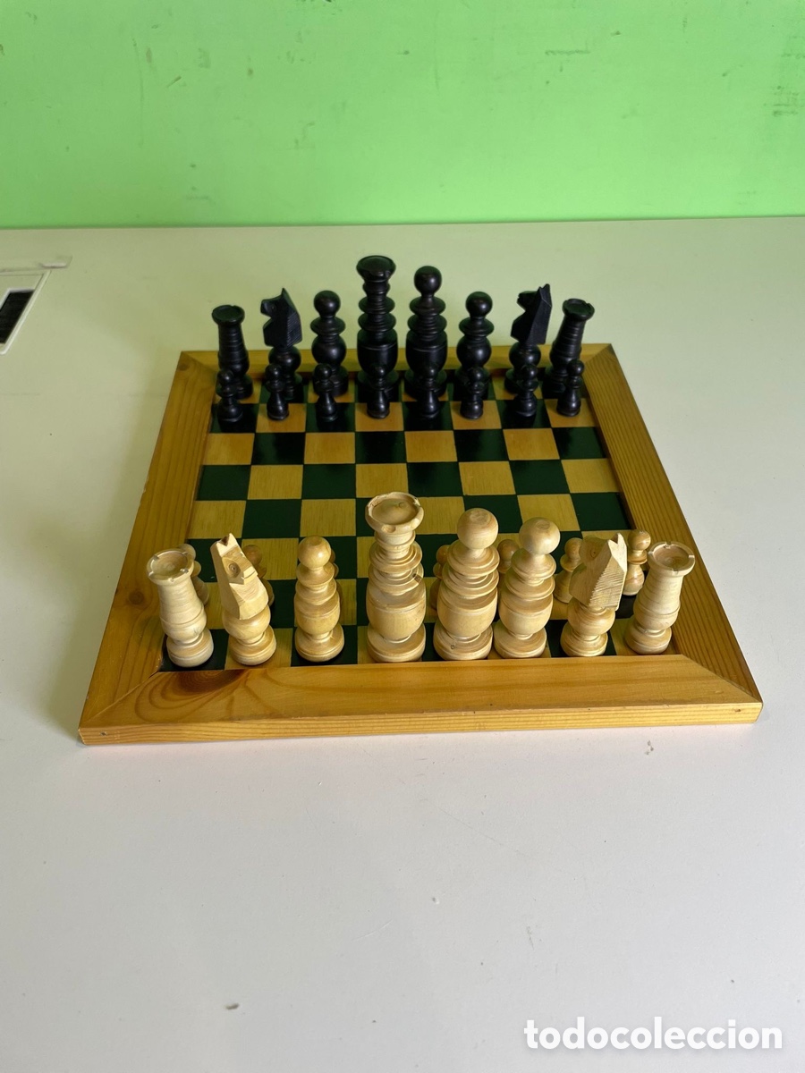 Juegos de mesa: AJEDREZ COMPLETO DE MADERA TALLADA Y TORNEADA CON TABLERO Y CAJA ORIGINAL &ndash; ARTESANAL SIGLO XX