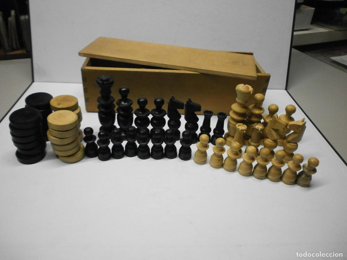 Juegos de mesa: ajedrez y damas de madera con su caja buen estado