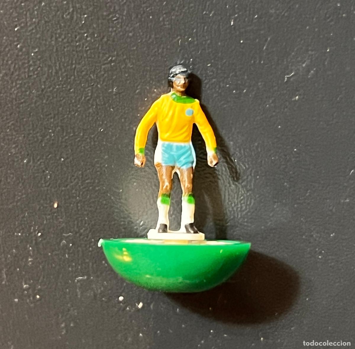 Juegos de mesa: Jugador de brasil subbuteo. buen estado.