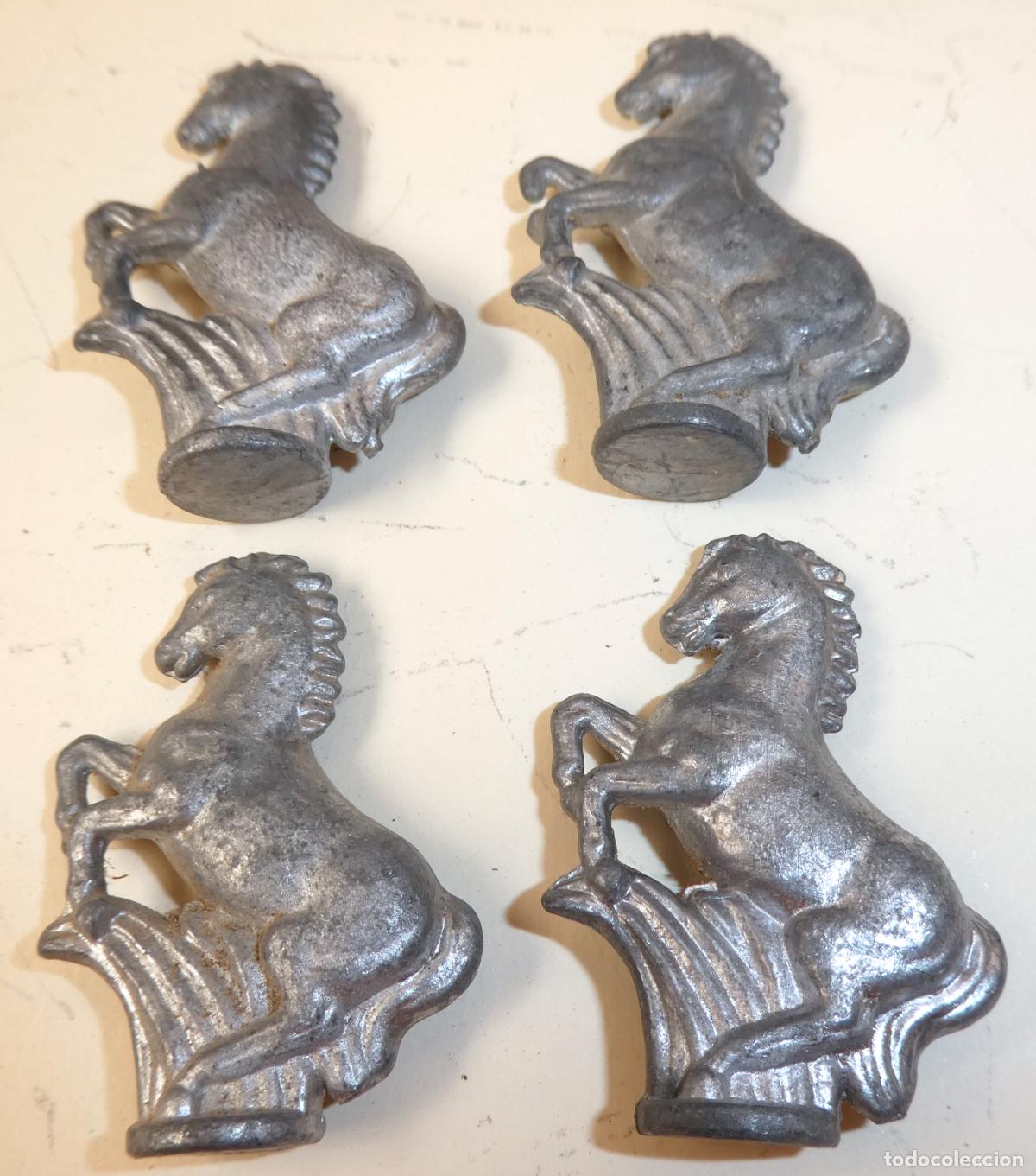 Juegos de mesa: lote de 4 Caballos para ajedrez de plomo para pintar miden ,4,5X3,5 cm