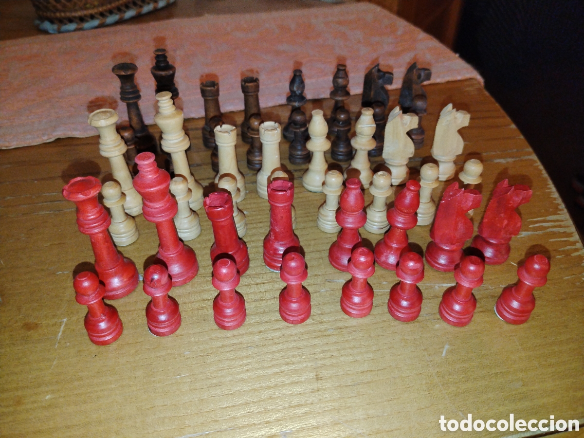 Juegos de mesa: Tres juegos de piezas de ajedrez. Madera. Blanca negra roja.