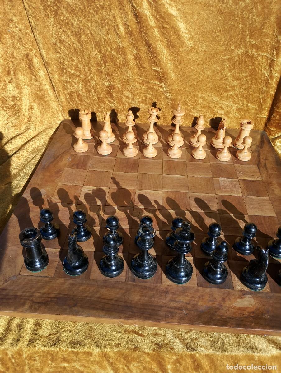 Juegos de mesa: Elegante ajedrez antiguo: madera sobre tablero de nogal y casta&ntilde;o (muy sano); calculo unos 100 a&ntilde;os