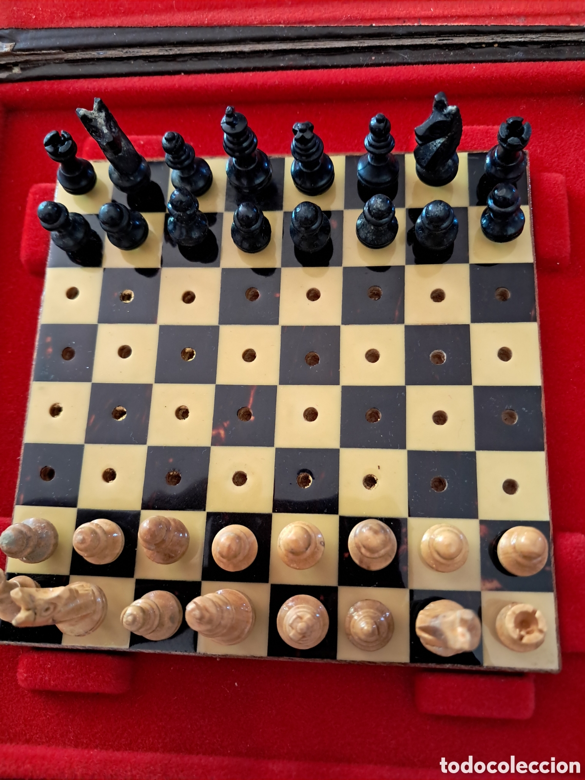 Juegos de mesa: Antiguo ajedrez de viaje. Estuche piel y piezas de madera