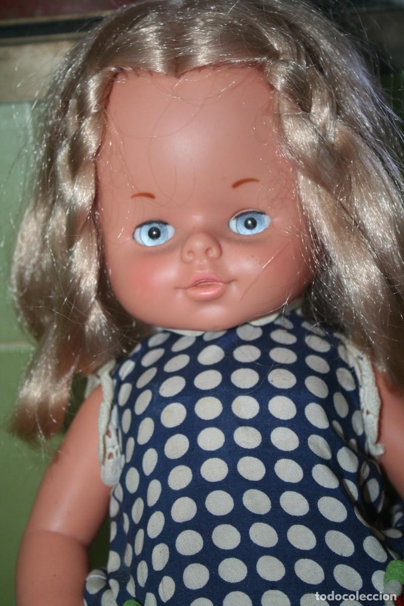 Juegos de mesa: antigua mu&ntilde;eca famosa con ropa original