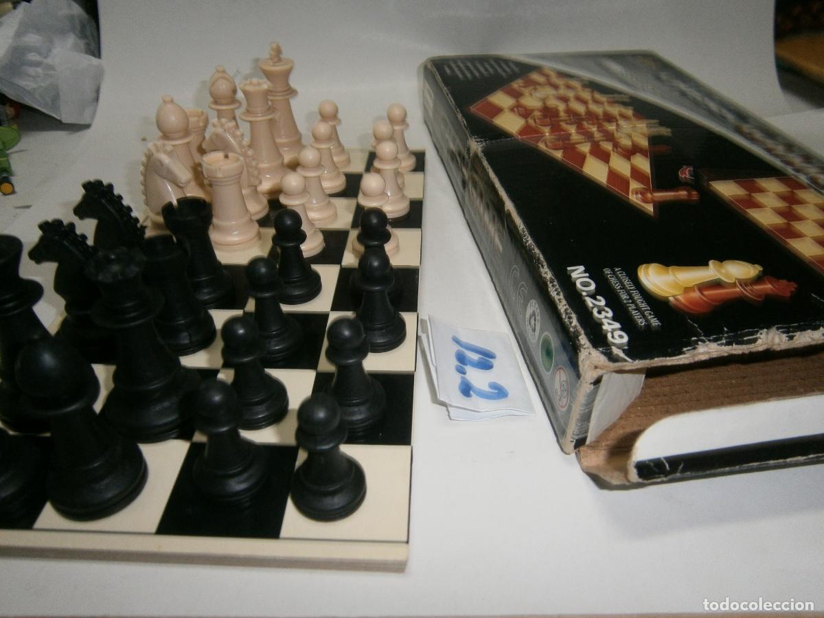 Juegos de mesa: ESPECTACULAR JUEGO DE AJEDREZ NUEVO CON TABLERO PLEGABLE (PIEZAS ENTRE 2 CM A 5 CM DE ALTO) EN CAJA