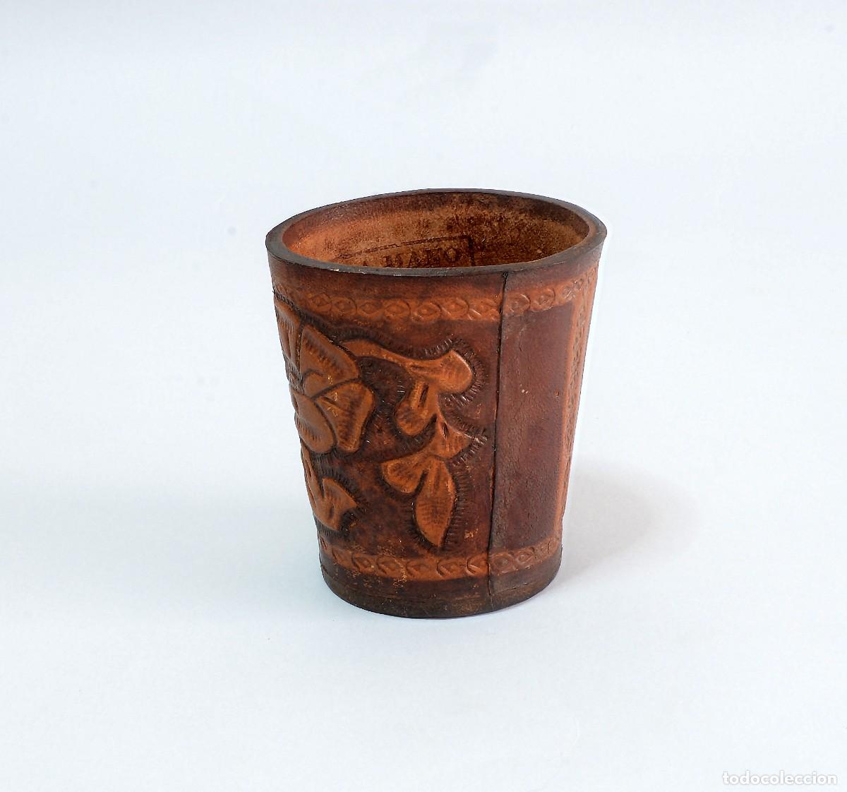Juegos de mesa: Vaso artesanal para dados en cuero con relieves florales, hecho en Tegucigalpa, con sello