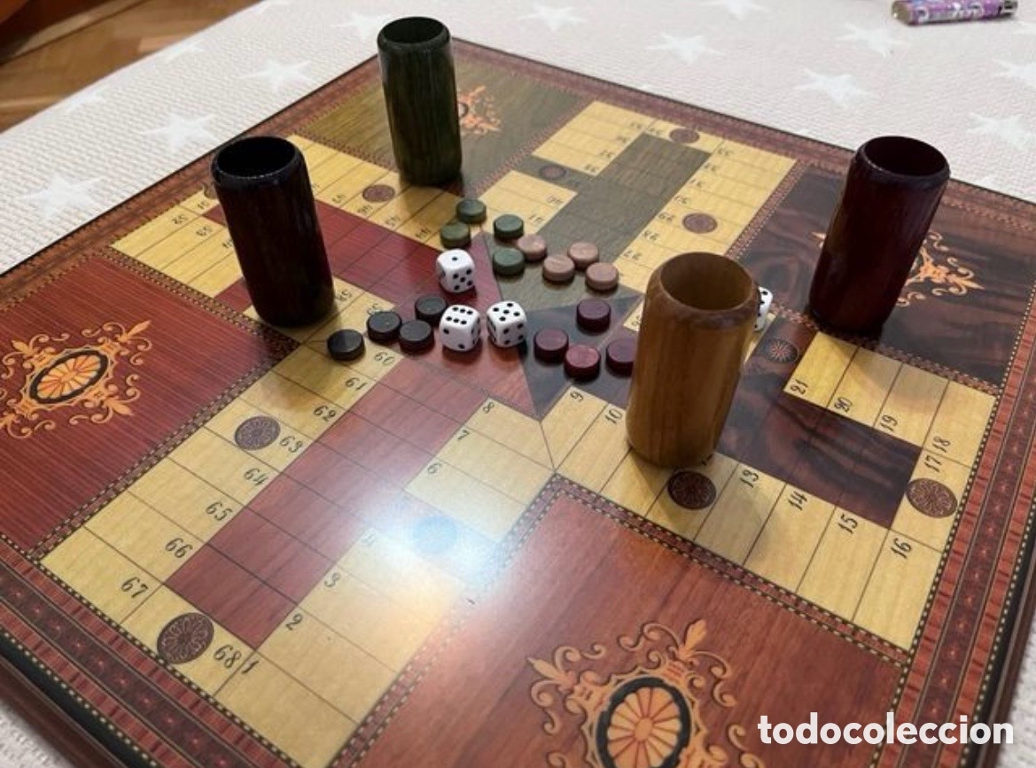 Juegos de mesa: Parch&iacute;s de madera, cubiletes, dados y fichas