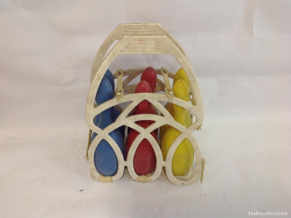 Juegos de mesa: Juego de bolos de pl&aacute;stico con arnes. A&ntilde;os 70