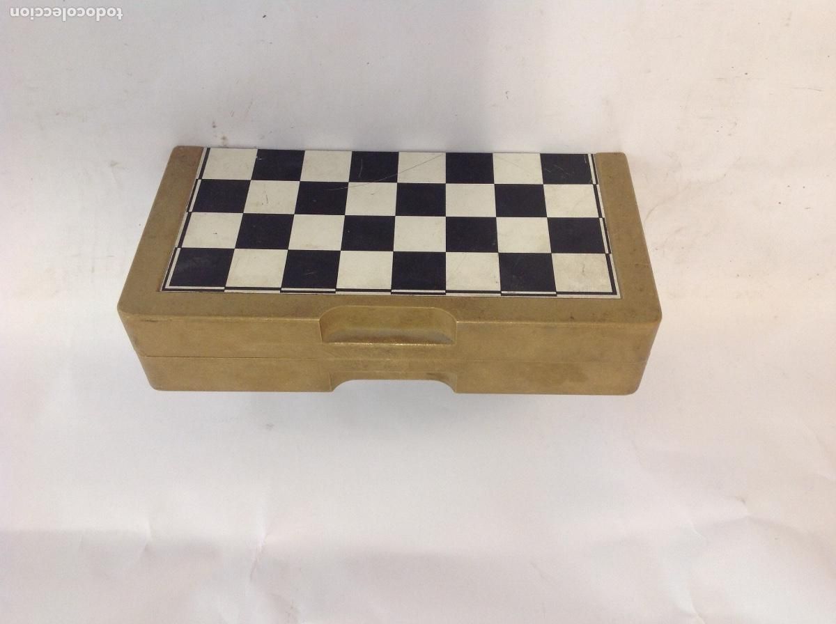 Juegos de mesa: Ajedrez magn&eacute;tico port&aacute;til. A&ntilde;os 80
