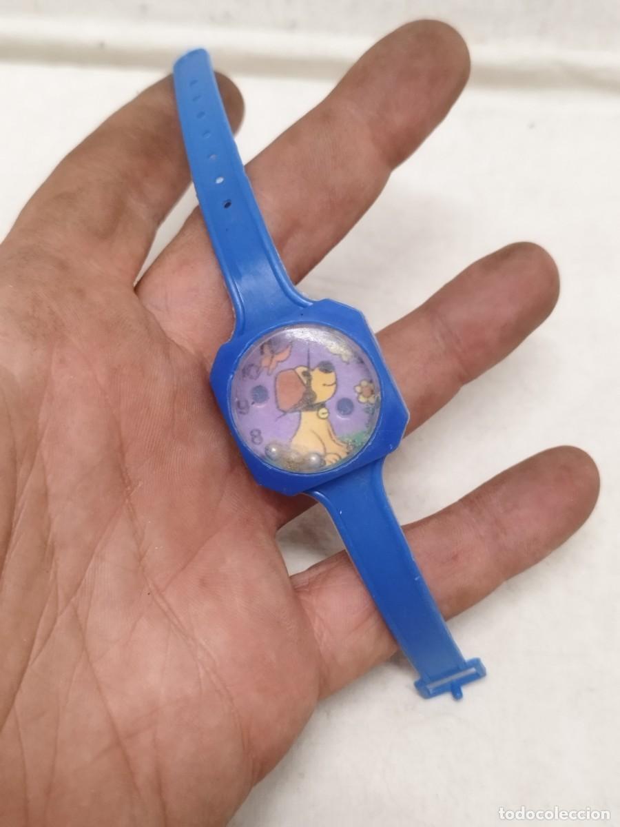 Juegos de mesa: Antiguo reloj de pulsera de juguete, con juego de laberinto de bolas.