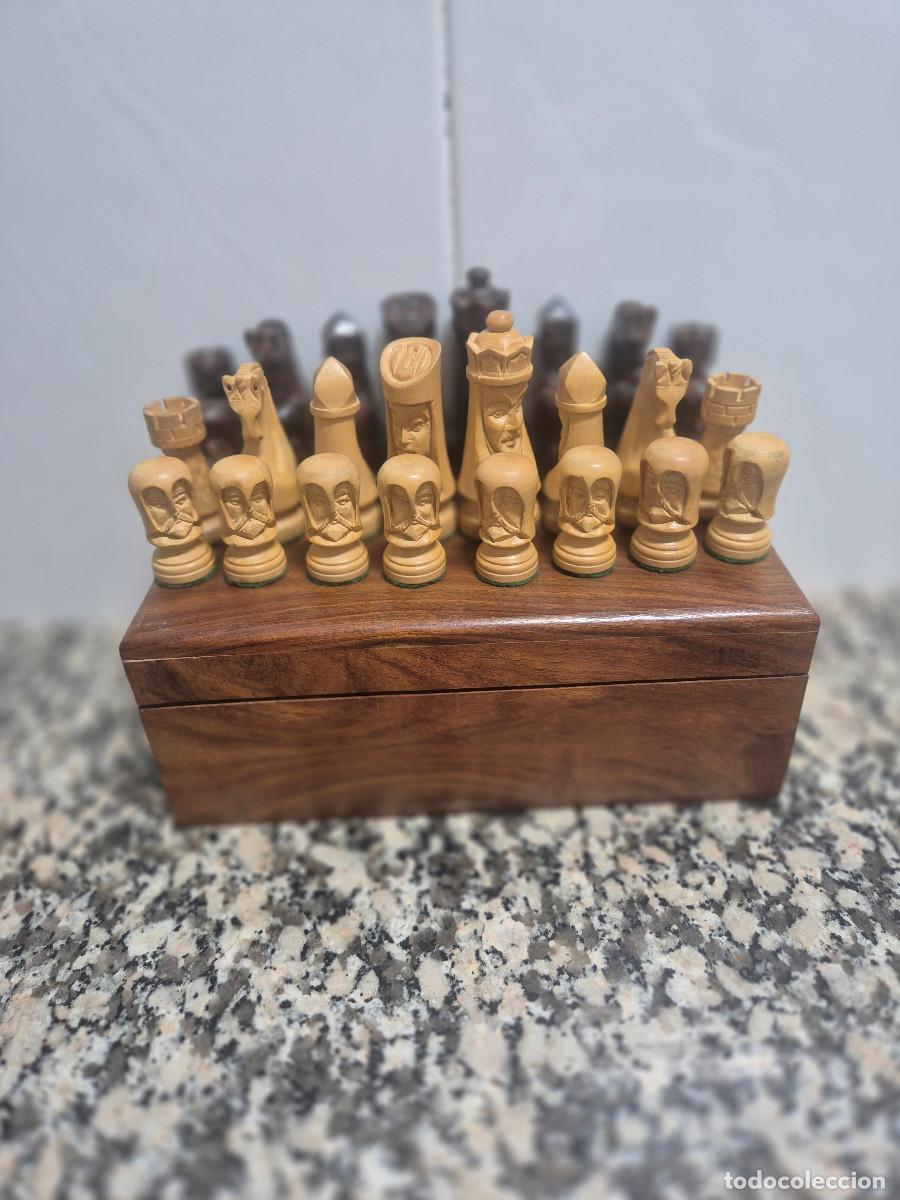 Juegos de mesa: JUEGO DE AJEDREZ DE MADERA CON CAJA.