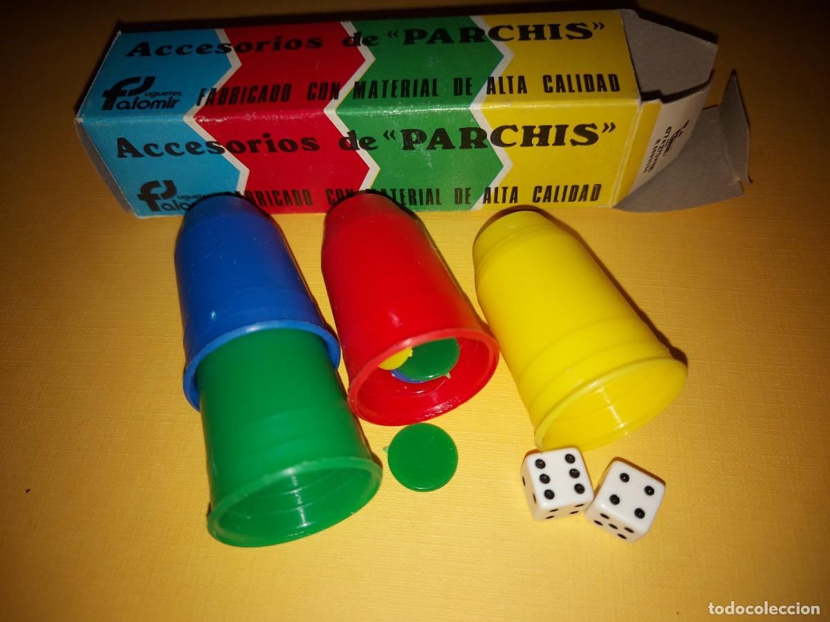 Juegos de mesa: antigua Caja de cubiletes, fichas y dados para parch&iacute;s, la oca u otros juegos de Juguetes FALOMIR