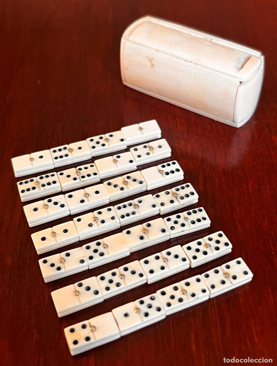 Juegos de mesa: Excepcional domin&oacute; miniatura de viaje antiguo con caja corredera. Juego completo de 28 fichas.