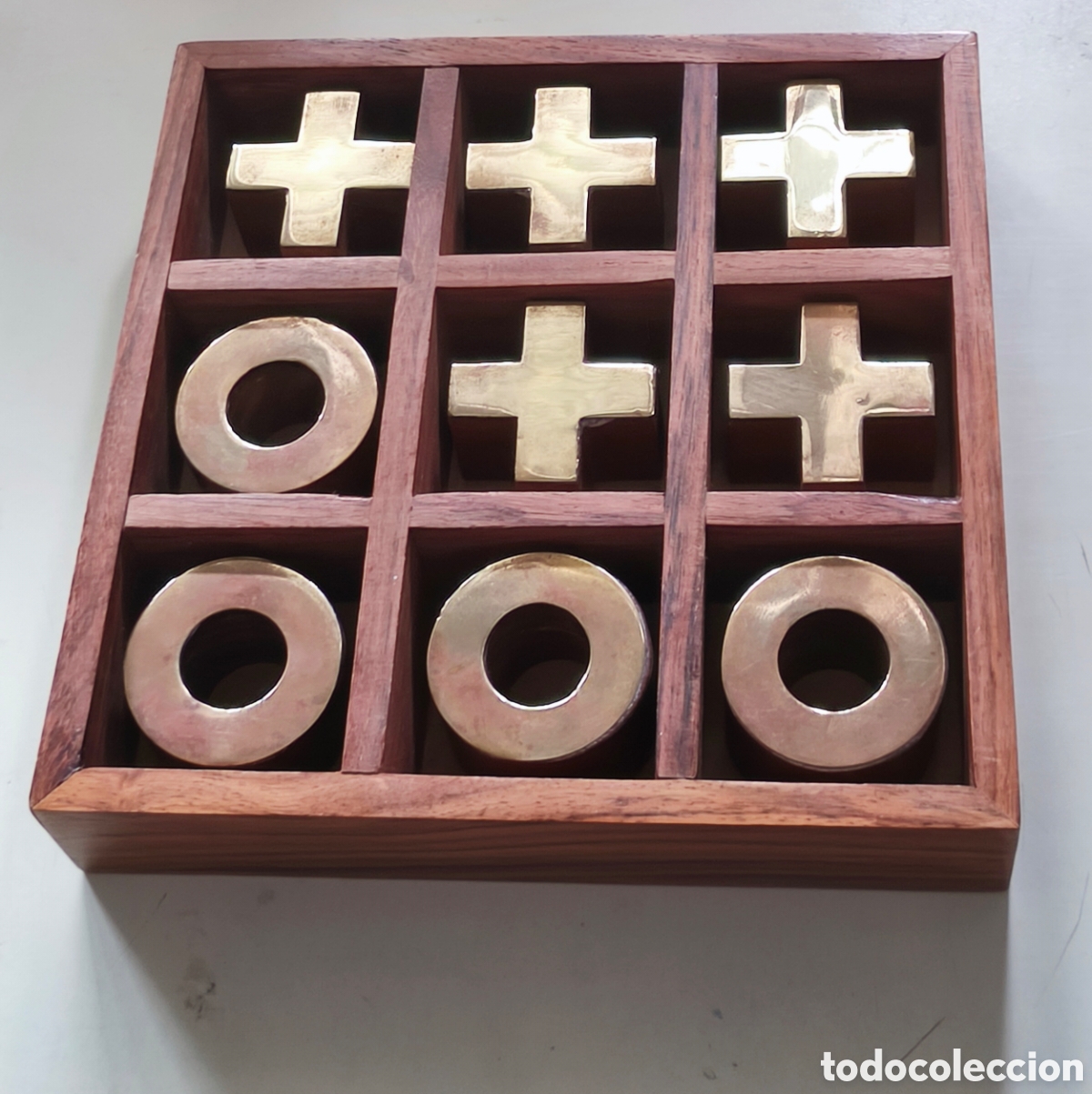 Juegos de mesa: Estuche de juego tres en raya en madera y lat&oacute;n .