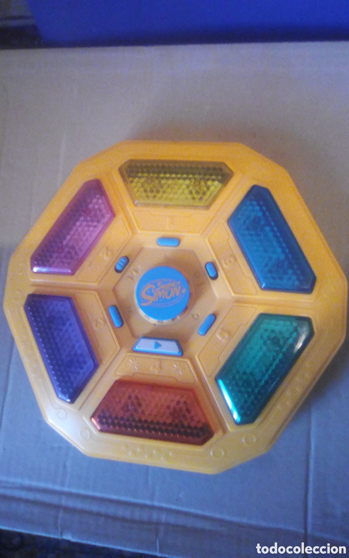 Juegos de mesa: Juego de mesa de memorizar. Super Sim&oacute;n. &copy; 2003 Hasbro Int. Inc. C-290A. Funciona 3 pilas AA or LR6