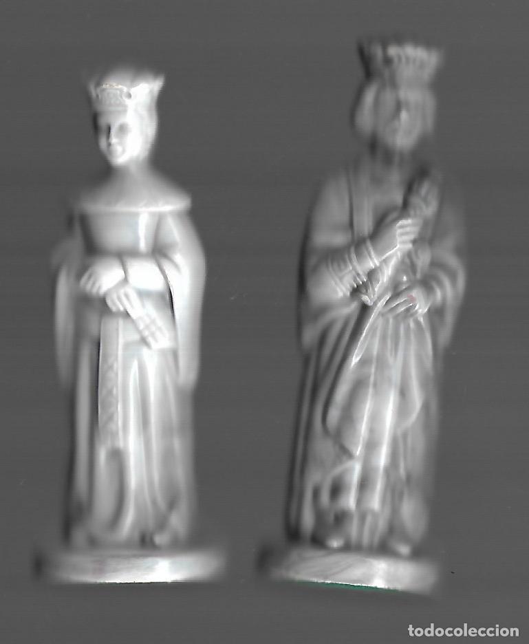 Board Games: PAREJA DE REYES DE PLASTICO 9 CM DE ALTURA