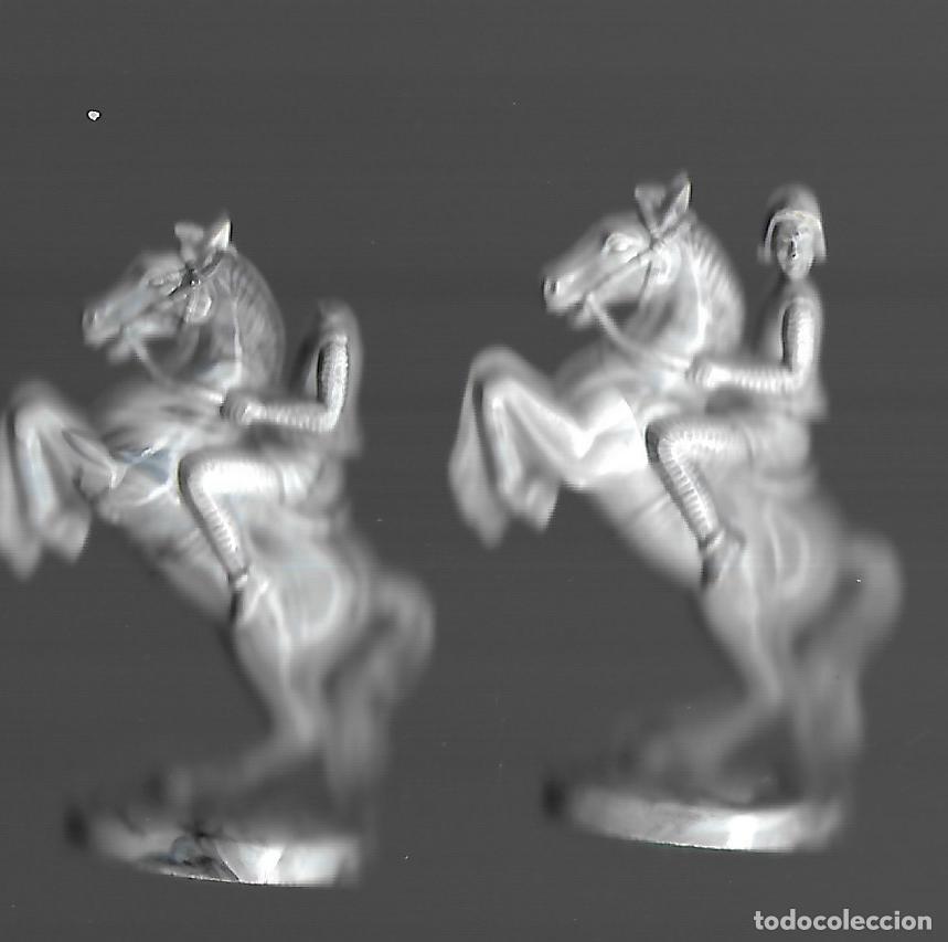 Juegos de mesa: PAREJA DE CABALLOS DE PLASTICO 7,5 CM DE ALTURA