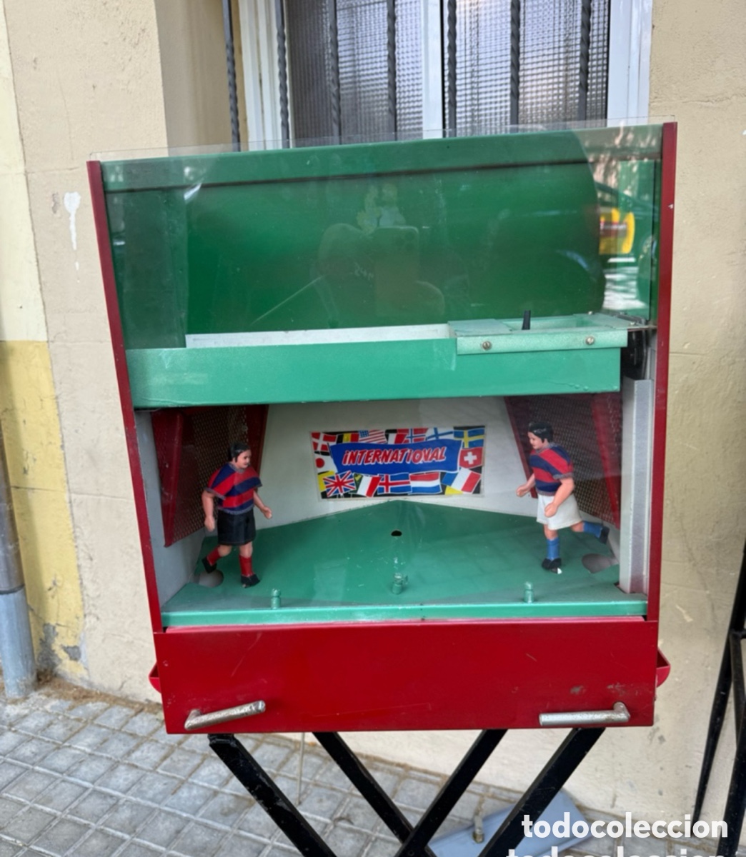 Juegos de mesa: M&aacute;quina tragaperras mec&aacute;nica f&uacute;tbol a&ntilde;os 30 original de monedas con llave y soporte plegable
