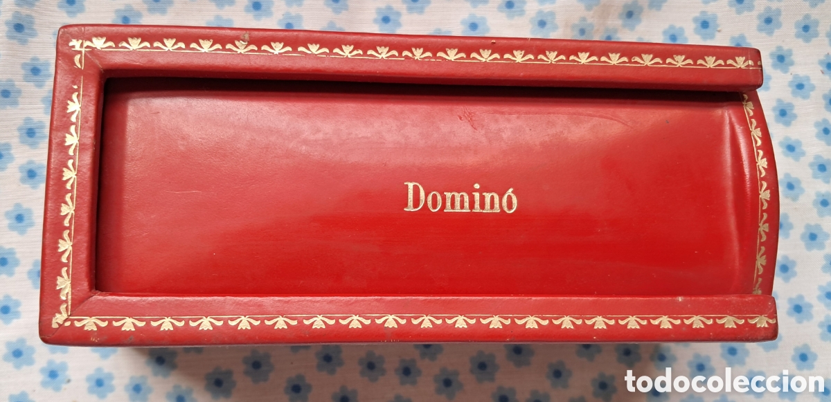 Juegos de mesa: Antiguo cajita con fichas blancas de Domin&oacute;. A&ntilde;os 70. Desconozco el material