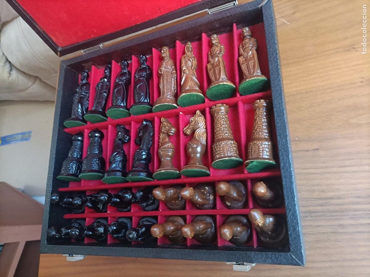 Juegos de mesa: JUEGO AJEDR&Eacute;Z MOROS Y CRISTIANOS, EN FIBRA DURA. ESTUCHE DE MADERA FORRO EN TERCIOPELO.