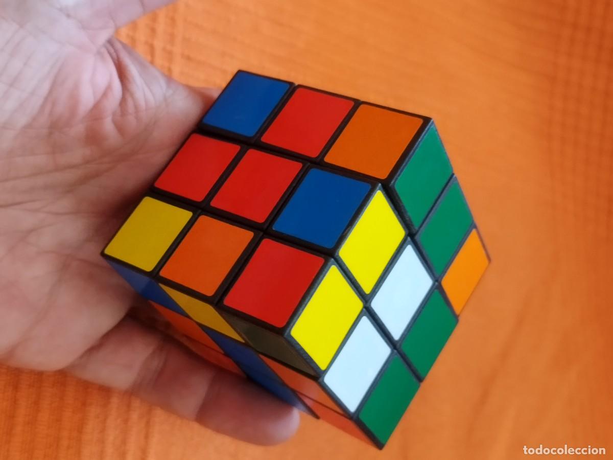 Juegos de mesa: Cubo de Rubik. Juego o juguete rompecabezas.