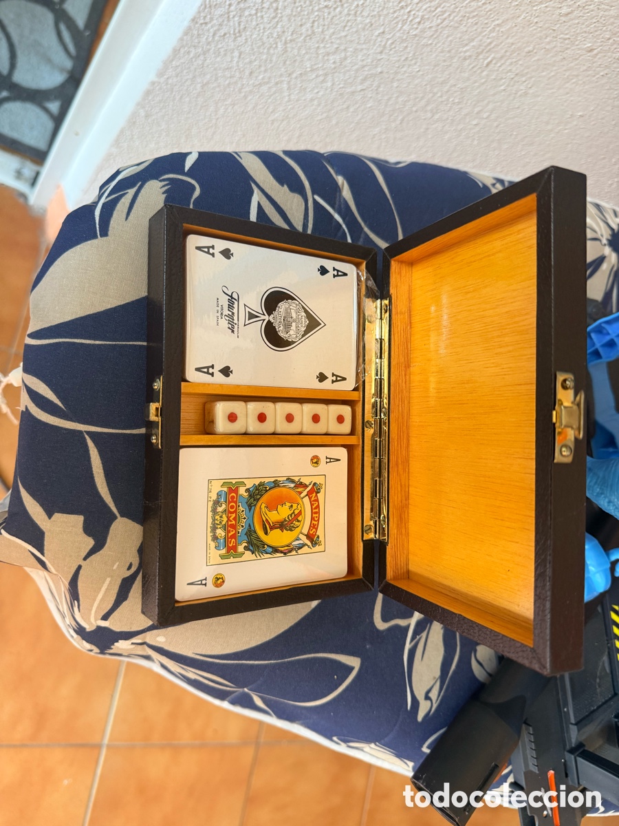 Juegos de mesa: Estuche de cuero repujado con cartas y dados