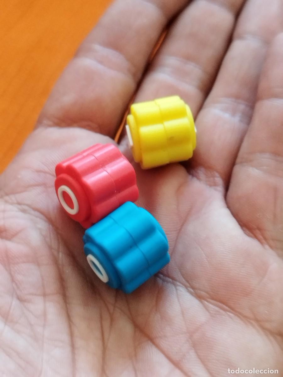 Juegos de mesa: Tres piezas Gonggi, un juego tradicional coreano. Tiene que ver con la serie el juego del calamar.