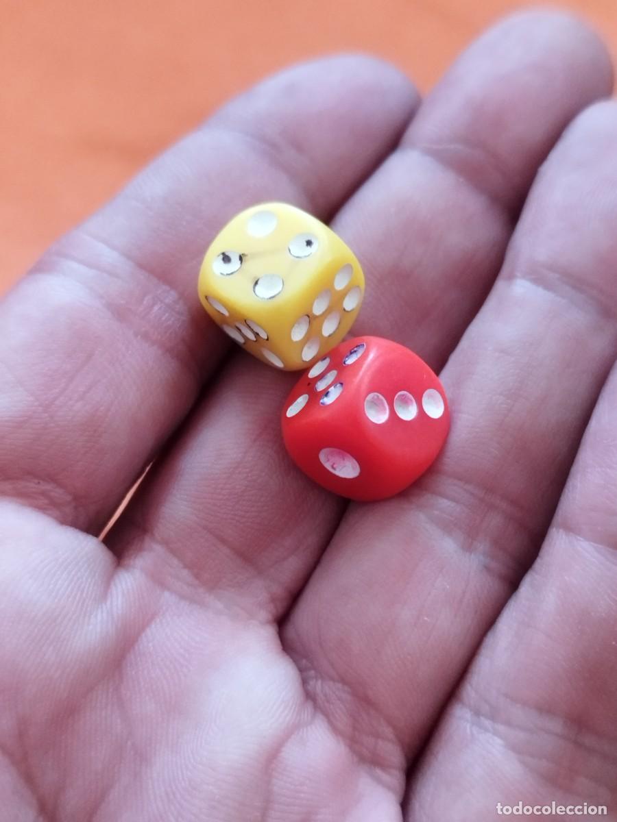 Juegos de mesa: Pareja de peque&ntilde;os dados, rojo y amarillo. Parch&iacute;s, la oca. Juegos de mesa.