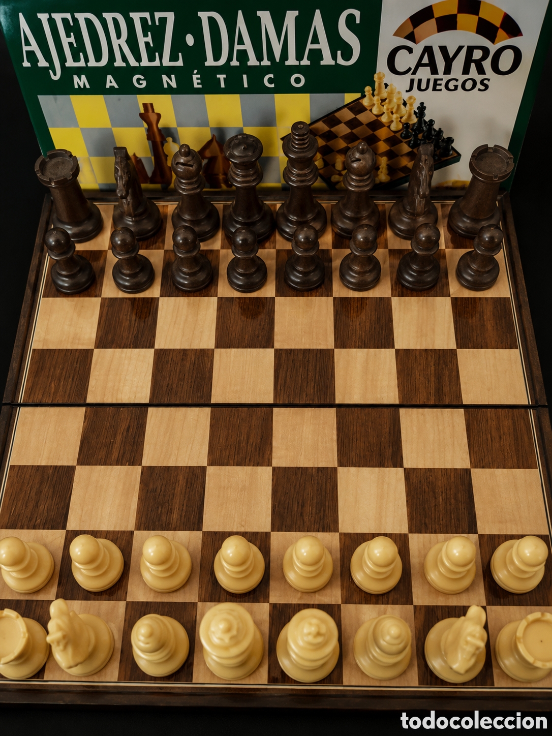 Juegos de mesa: Conjunto de ajedrez y damas magn&eacute;tico, de estilo vintage y fabricaci&oacute;n espa&ntilde;ola. -Piezas de ajedrez