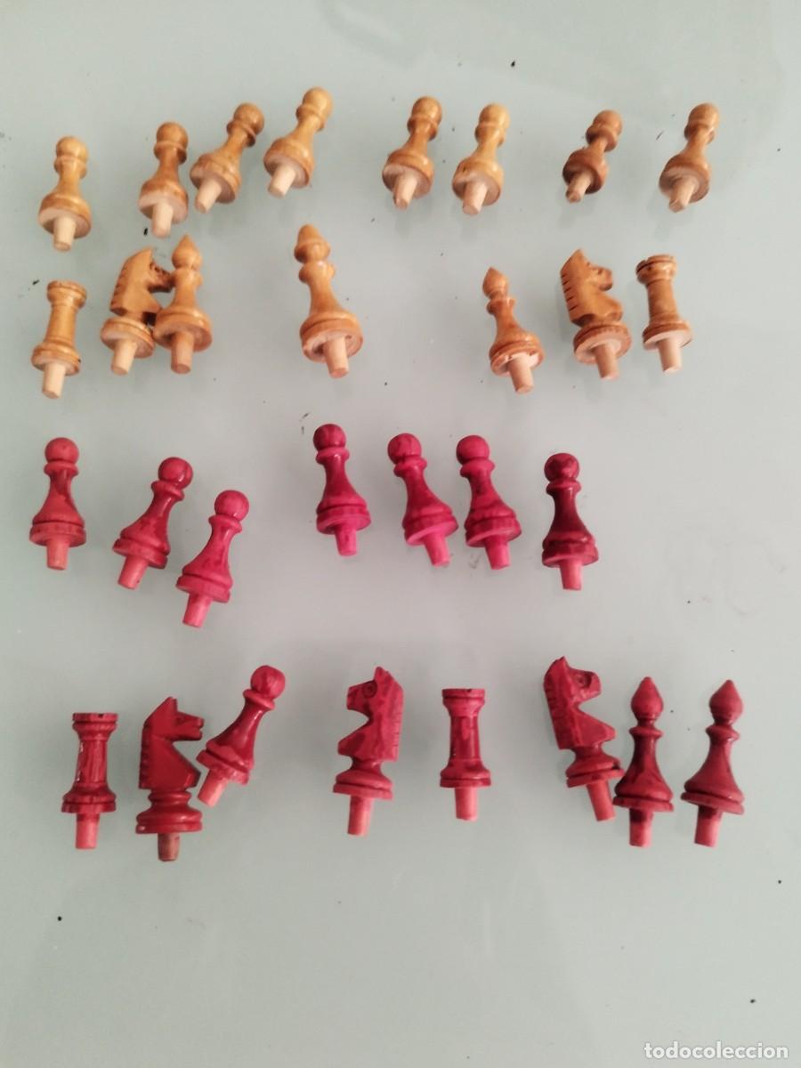 Juegos de mesa: 30 peque&ntilde;as p&igrave;ezas de ajedrez juego incompleto. De madera.