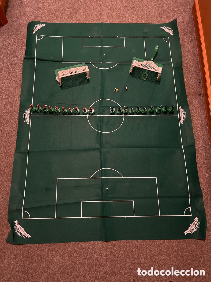 Juegos de mesa: PRO ACTION FOOTBALL. 2 equipos completos + 2porter&iacute;as + bal&oacute;n + tapete/campo/terreno de juego.Parker