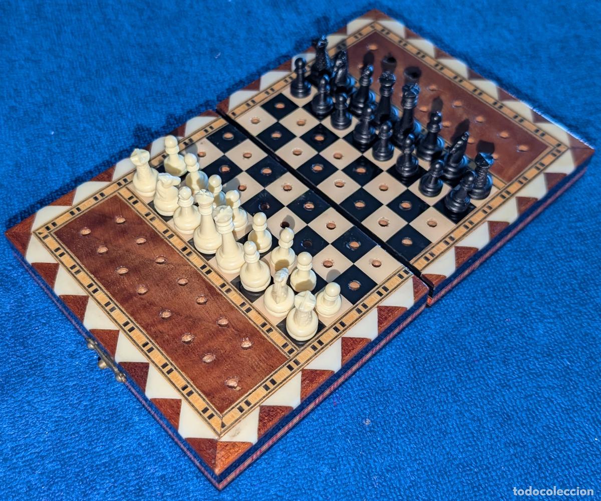 Juegos de mesa: Ajedrez de viaje de piezas de madera y caja esmaltada &iexcl;Una joya!