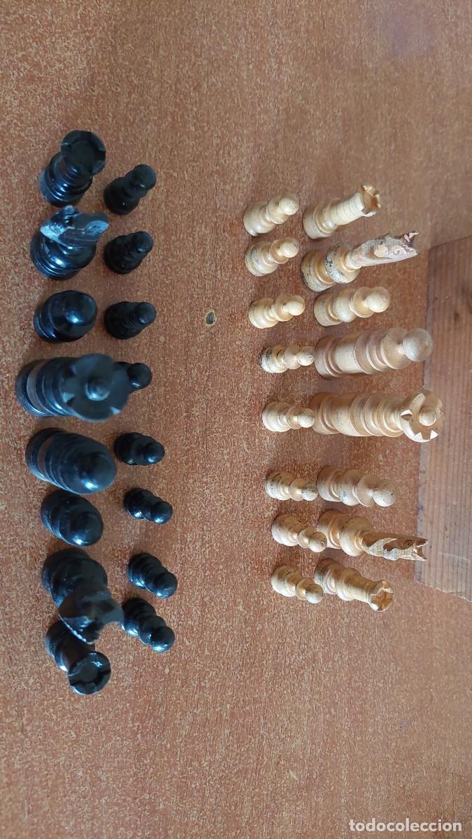 Juegos de mesa: Antiguo ajedrez de madera circa 1920